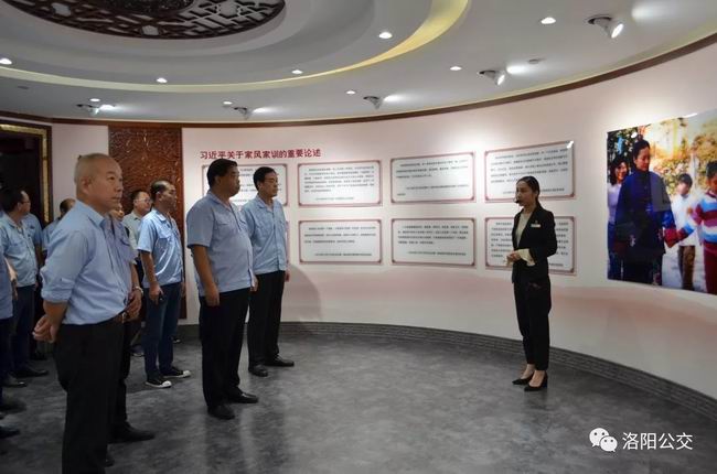 集團(tuán)機(jī)關(guān)組織黨員到“市民之家”廉潔文化宣傳教育館、家風(fēng)家訓(xùn)館和黨建館參觀學(xué)習(xí)