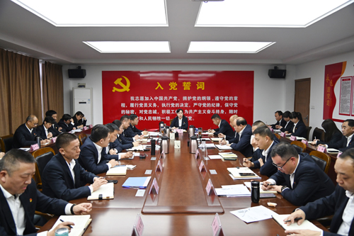 打好“收官戰(zhàn)” 謀好“開局篇”！洛陽公交集團召開11月董事長月調(diào)度會02.JPG
